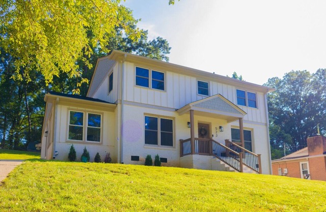 4 Bedroom 3 Bath House with WiFi, AC in Raleigh near North Hills