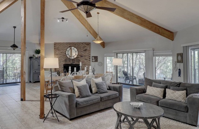 4 Bedroom 3 Bath Open Concept Property on Lake Whitney with Hot Tub. The Southern Silo at Whitney!