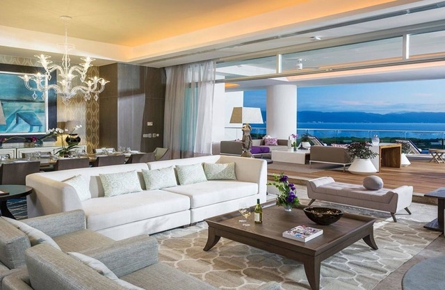 4 bedroom, 7,000+ sq ft with spectacular views, 2 terraces, sleeps 12