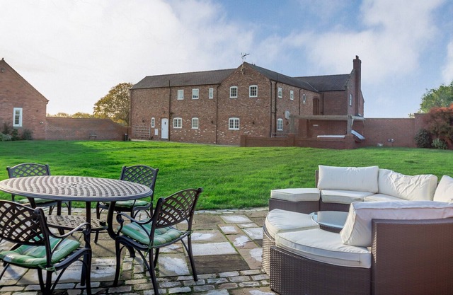 4 bedroom accommodation in Bangor-on-Dee