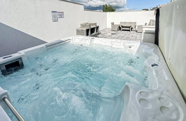 4 bedroom accommodation in Tavernspite