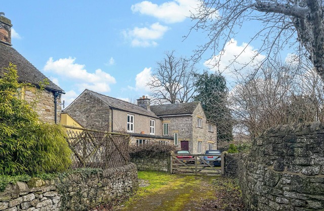 4 bedroom accommodation in Ashford-in-the-Water, near Bakewell