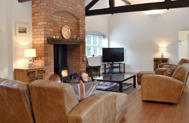 4 bedroom accommodation in Standon