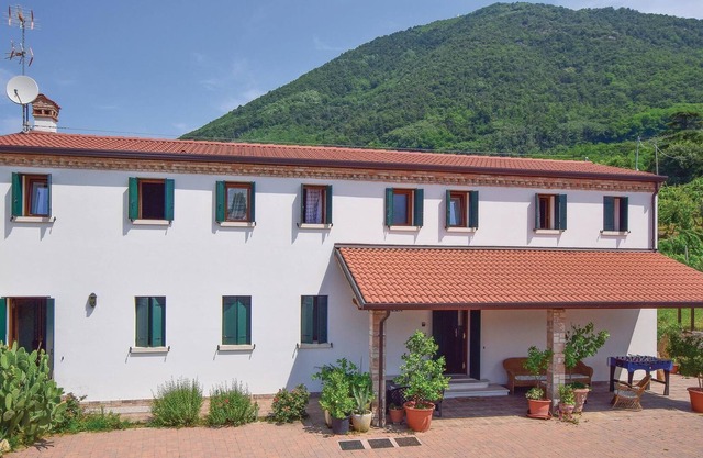 4 bedroom accommodation in Zovon