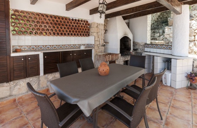 4 bedroom accommodation in Ador