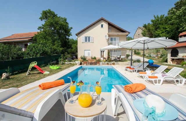4 bedroom amazing home in Suhac