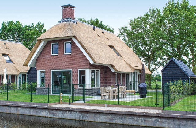 4 bedroom amazing home in Idskenhuizen