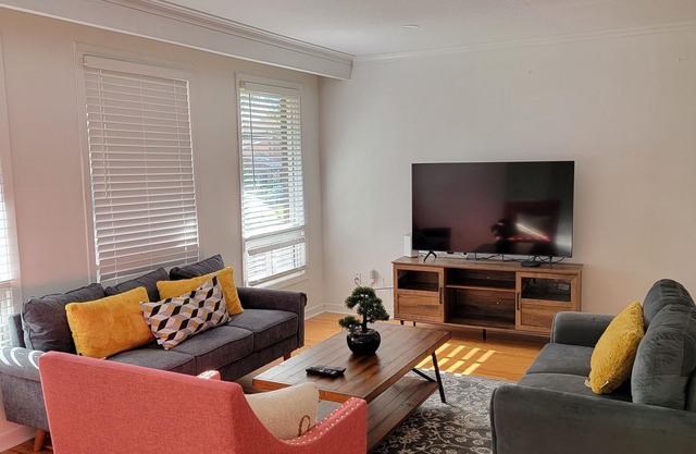 4 bedroom Apt, 1Floor, 9 people stay, private graden
