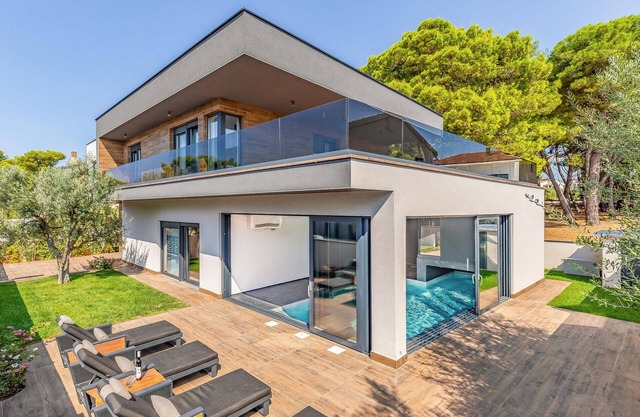 4 bedroom awesome home in Fazana