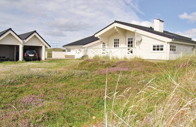 4 bedroom beautiful home in Hvide Sande