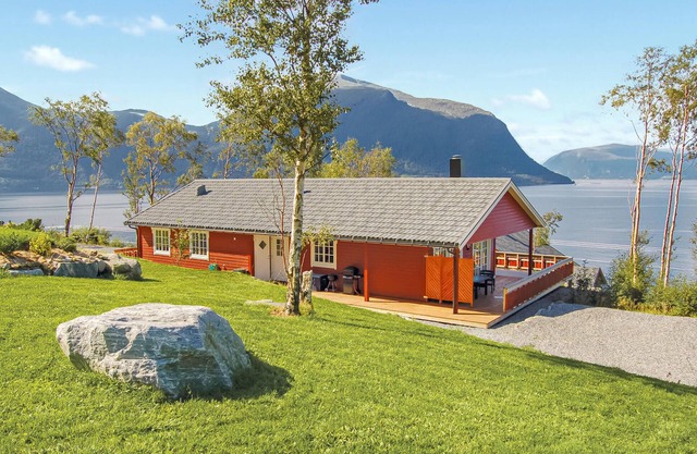 4 bedroom beautiful home in Hundeidvik
