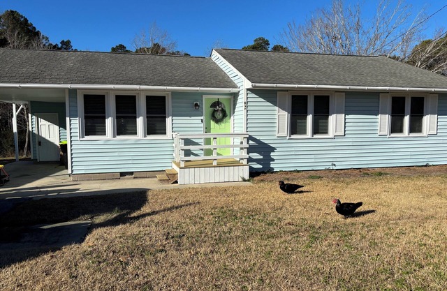 4-bedroom bungalow in Swansboro with kayaks and water access in the back