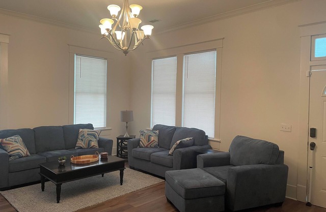 4-bedroom bungalow in amazing Natchitoches with WiFi, AC near Northwestern Univ.