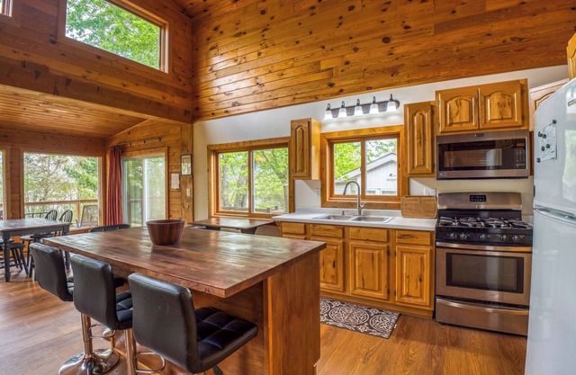 4-bedroom cabin in Beautiful Bemidji with AC, WiFi, Game room, 2 kitchens