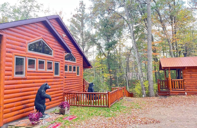 4 Bedroom Cabin located on Clear Lake. Pontoon rental available