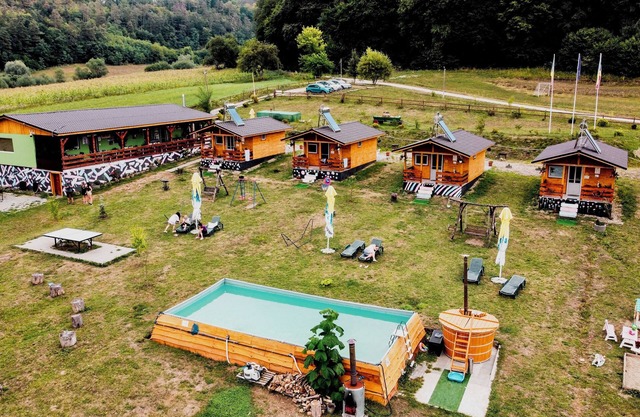 4-bedroom campground in Prod, WiFi, AC. Happy camping forfamilies, pets, riding.