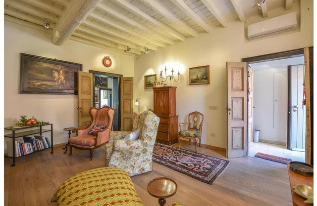 4 Bedroom Cozy Apartment In Mantova