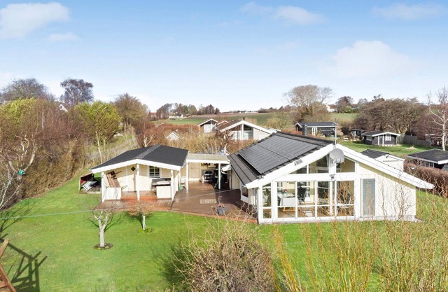 4 bedroom cozy home in Stege