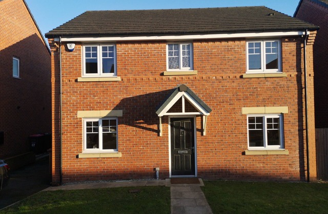 4 BEDROOM DETACHED HOUSE IN THE POPULAR QUIET NIGHTINGALE GARDENS