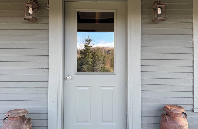 4-bedroom farmhouse near Burke Mtn and Kingdom Trails with WiFi