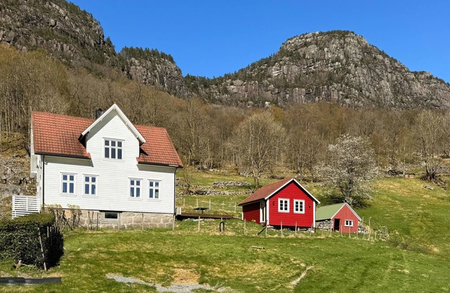4 bedroom gorgeous home in Erfjord