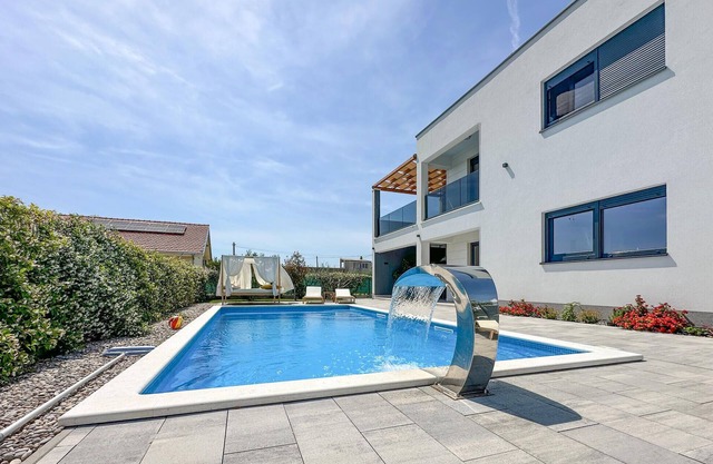 4 bedroom gorgeous home in Kastel Stari