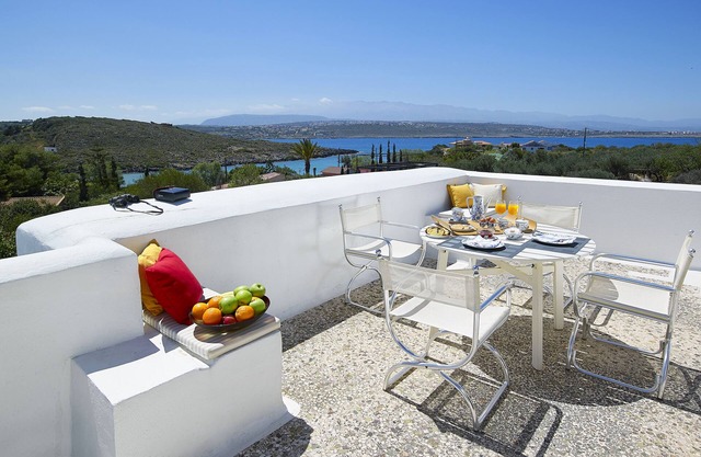 4 bedroom vintage villa, 15 meters away from the beach