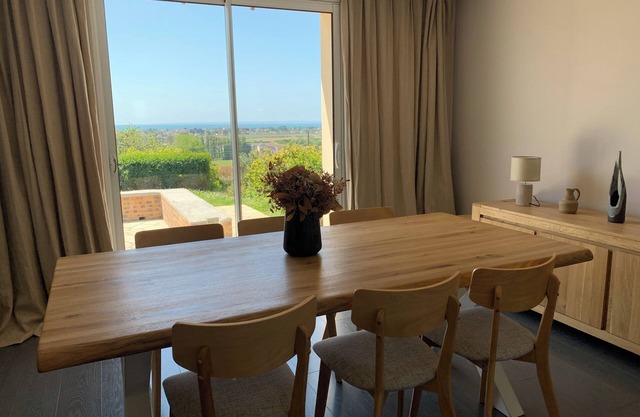 4 bedroom house, sea view, garden, in the village of Barneville