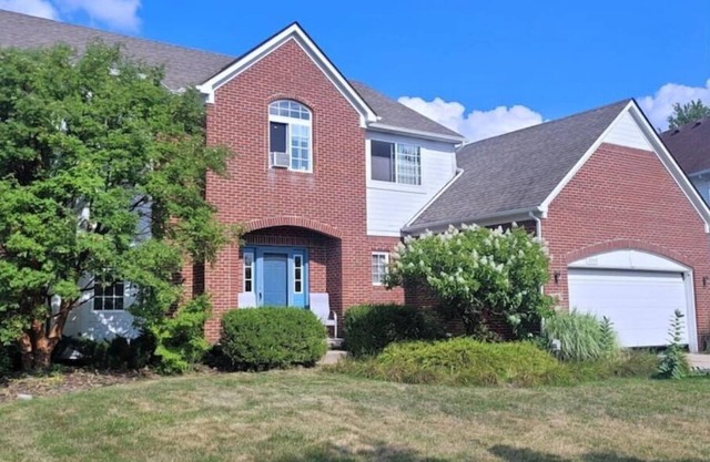 4 Bedroom Home, 2.7 miles to the Big House
