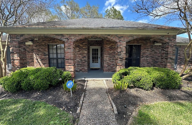 4-bedroom home in awesome Friendswood FISD MC Casa! Fabulous Yard, Cozy space