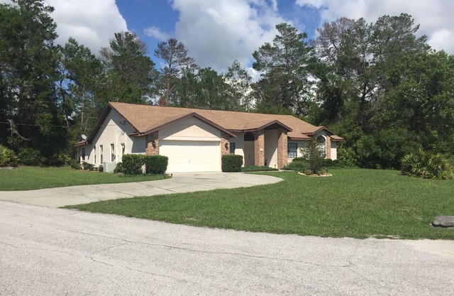 4 Bedroom Home Retreat in Spring Hill, Heated Pool, Free Cable TV and Internet.