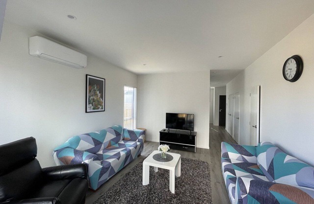 4 bedroom house fully furnished in Papakura