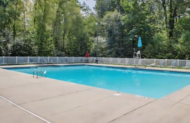 4-bedroom house in charming Timberline Golf neighborhood with pool