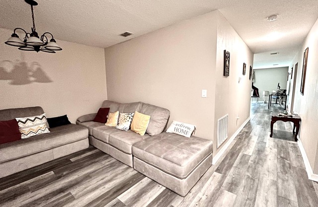 4-bedroom house in fabulous Palm Bay with AC