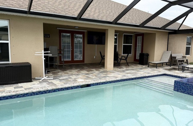 4-bedroom house in peaceful Cape Coral with Pool, Spa and outdoor TV