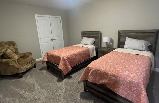 4-bedroom house in peaceful New Albany with AC, fitness room, WiFi