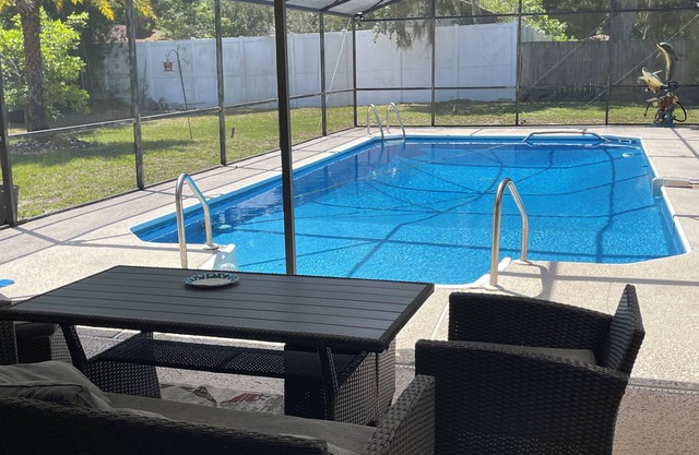 4-bedroom house in lovely Saint Johns with enclosed 16’ X 32’ pool, WiFi, AC