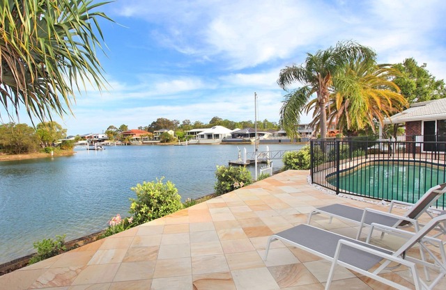 4 bedroom house on canal, private beach, pool and pontoon