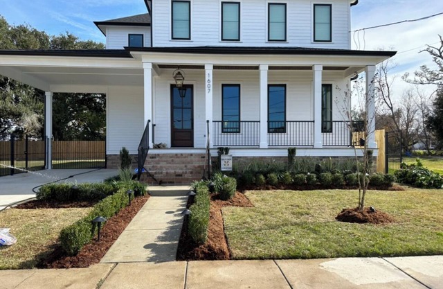 4-bedroom house with luxury pool. 10 minutes away New Orleans