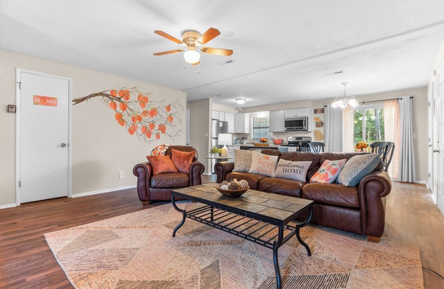 4 bedroom, King Bed, 4 min to Fairgrounds, TVs in all Rooms