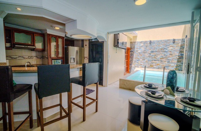4 Bedroom Luxury Palace Central to ALL Major Attractions - Pool, Rooftop, Sauna!