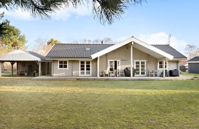 4 bedroom lovely home in Sjællands Odde