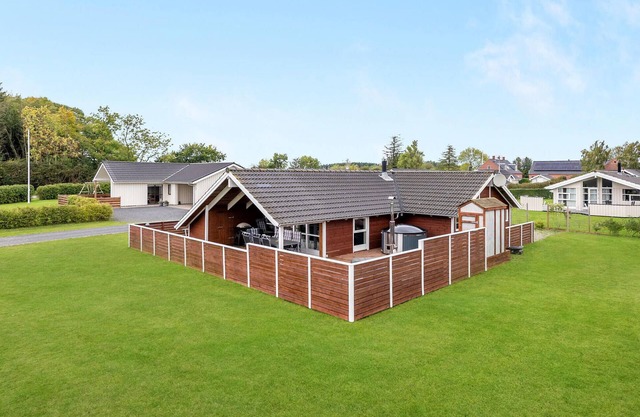 4 bedroom lovely home in Juelsminde