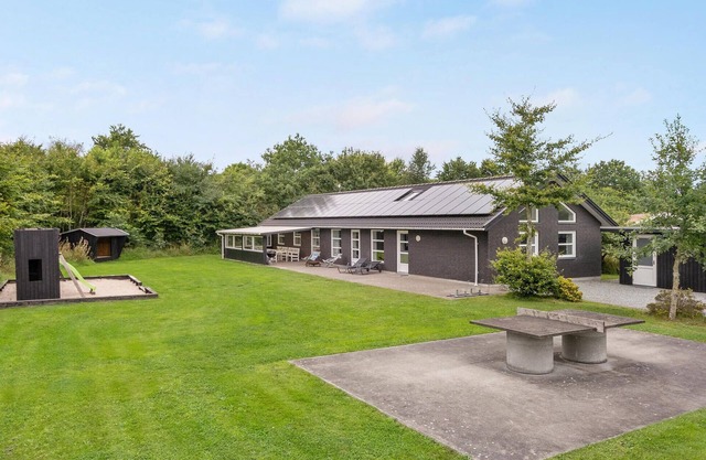 4 bedroom lovely home in Oksbøl