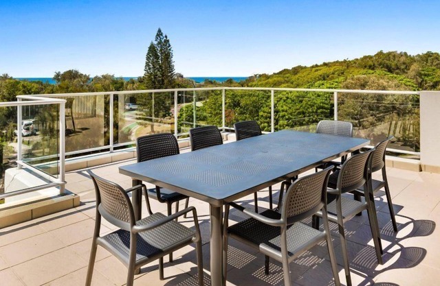 4 Bedroom Luxury Beach House - with Private Pool Rooftop Spa