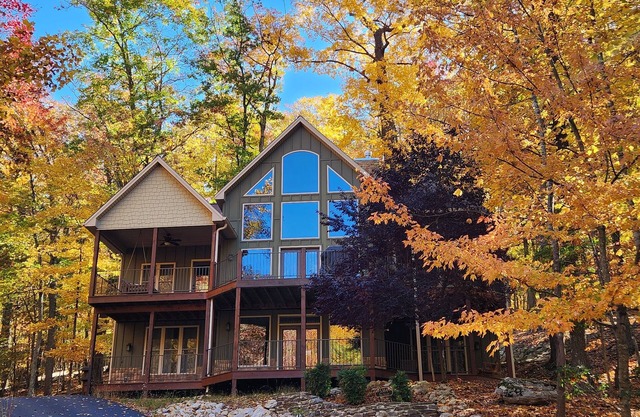 4 Bedroom Luxury: CLOSE to SKI LODGE - PoolTable-Outdoor Fireplace-Views-PS5