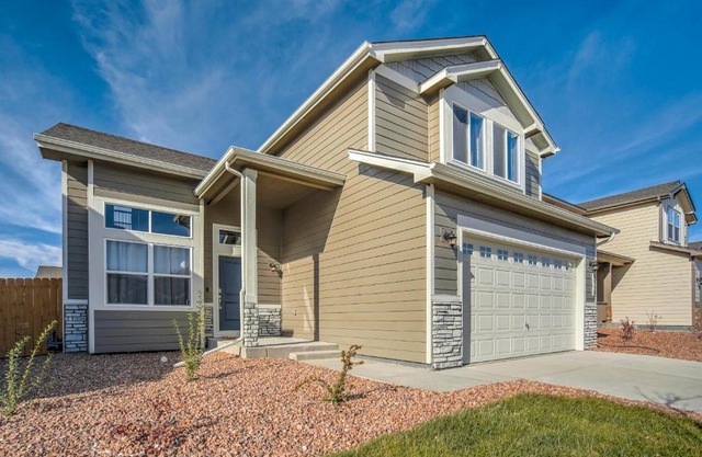 4 bedroom New Build with Fireplace minutes to Fort Carson