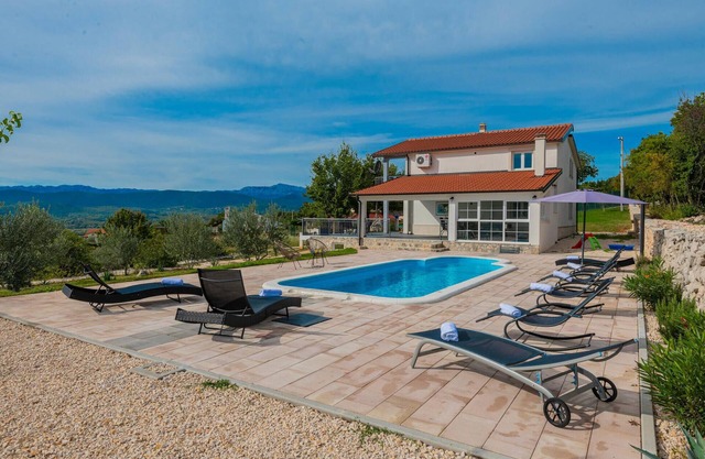 4 bedroom nice home in Vinjani Donji