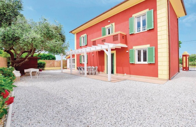 4 bedroom nice home in Capezzano LU