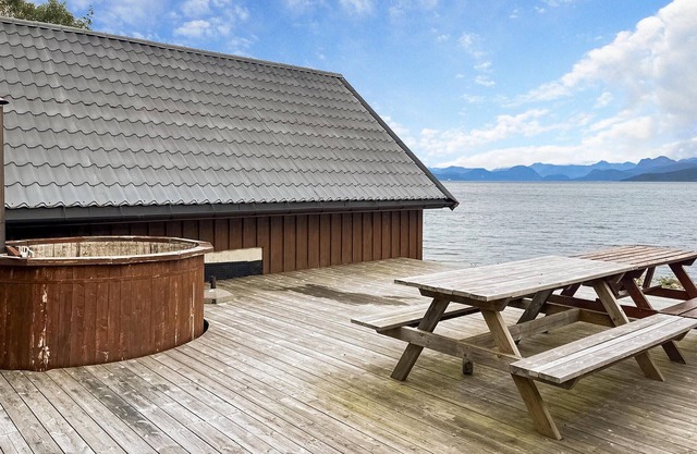 4 bedroom nice home in Midsund